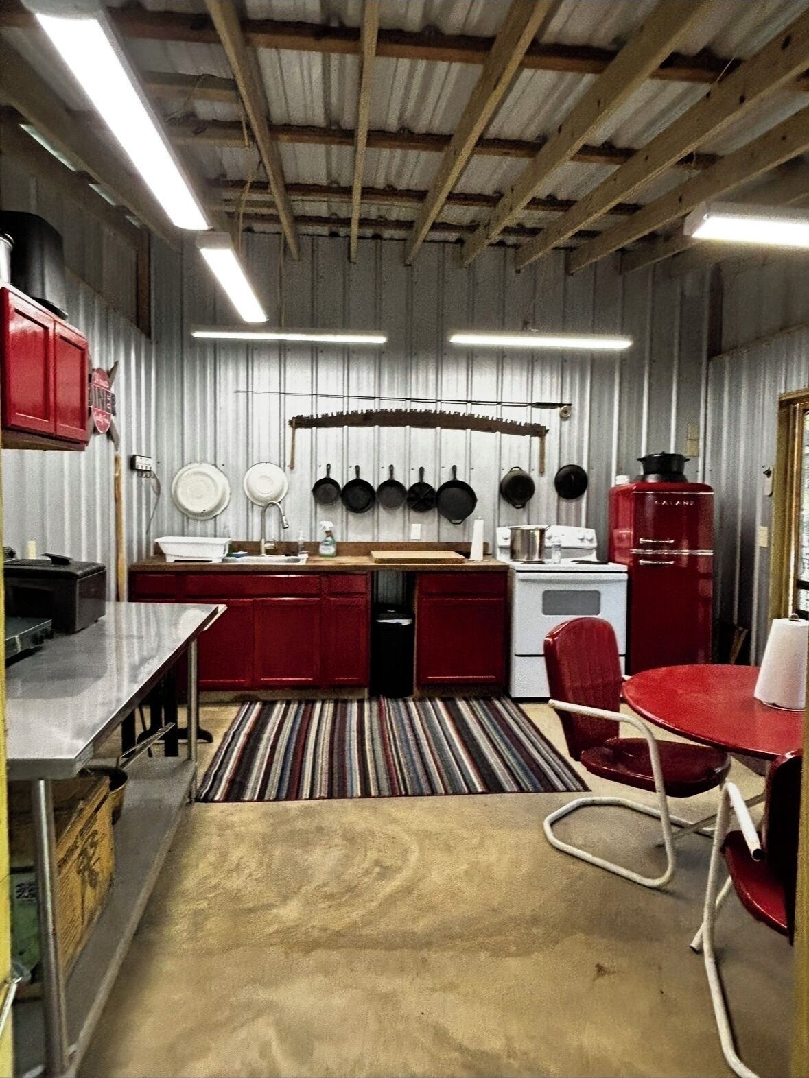 Een microgolfoven, een oven, een kookplaat