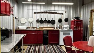 Microondas, horno y placa de cocina