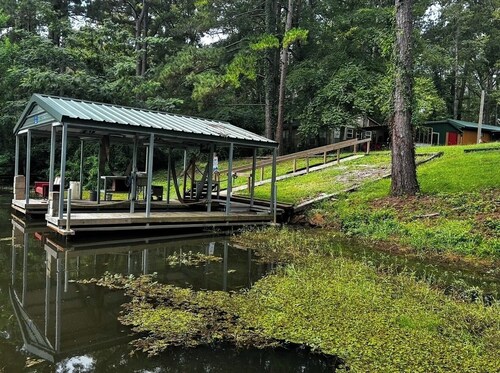 Angler's Dream Stay! Quiet Cove with waterfront and boathouse near Hemphill