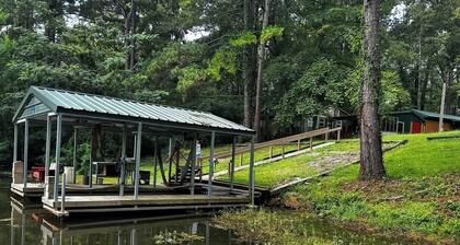 Angler's Dream Stay! Quiet Cove with waterfront and boathouse near Hemphill