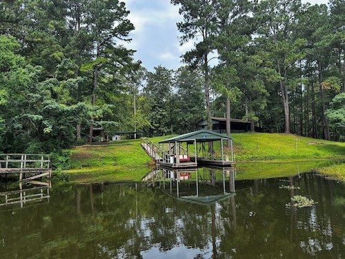 Angler's Dream Stay! Quiet Cove with waterfront and boathouse near Hemphill