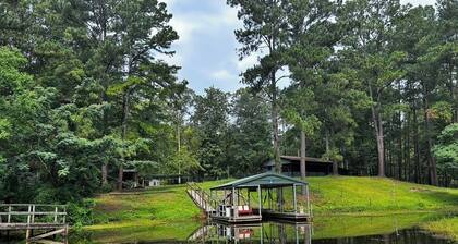 Angler's Dream Stay! Quiet Cove with waterfront and boathouse near Hemphill