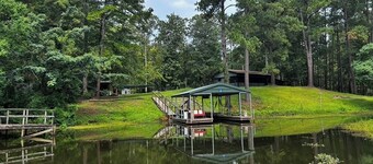 Angler's Dream Stay! Quiet Cove with waterfront and boathouse near Hemphill