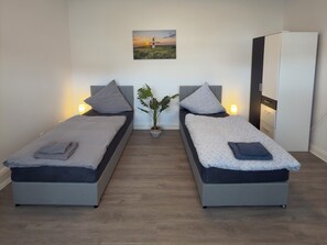 2 bedrooms, iron/ironing board, WiFi, bed sheets - "Die Hanse Stube" 3 room apartment with terrace, comfortable & central in Lübeck (Lübeck)