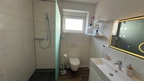 Hair dryer, towels, soap, toilet paper - "Die Hanse Stube" 3 room apartment with terrace, comfortable & central in Lübeck (Lübeck)