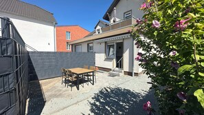 Outdoor dining - "Die Hanse Stube" 3 room apartment with terrace, comfortable & central in Lübeck (Lübeck)