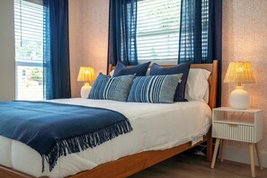 4 室のベッドルーム、デスク、アイロン / アイロン台、旅行用ベビーベッド