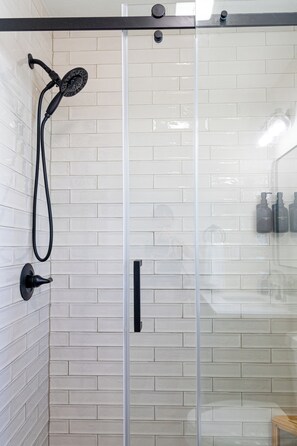 Articles de toilette écologiques, séchoir à cheveux, serviettes fournies