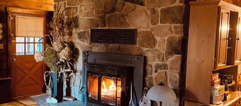 Charming 2-bedroom cabin in nice Cogan Station with AC