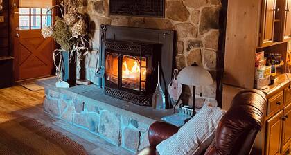 Charming 2-bedroom cabin in nice Cogan Station with AC