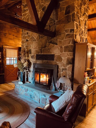 Charming 2-bedroom cabin in nice Cogan Station with AC