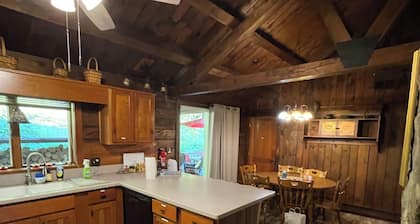 Charming 2-bedroom cabin in nice Cogan Station with AC