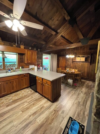 Charming 2-bedroom cabin in nice Cogan Station with AC