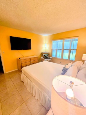 3 dormitorios, escritorio, tabla de planchar con plancha y cuna de viaje