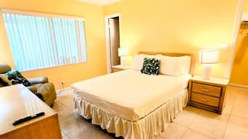 3 bedrooms, desk, iron/ironing board, travel crib