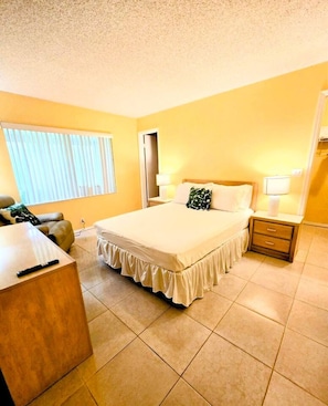 3 bedrooms, desk, iron/ironing board, travel crib
