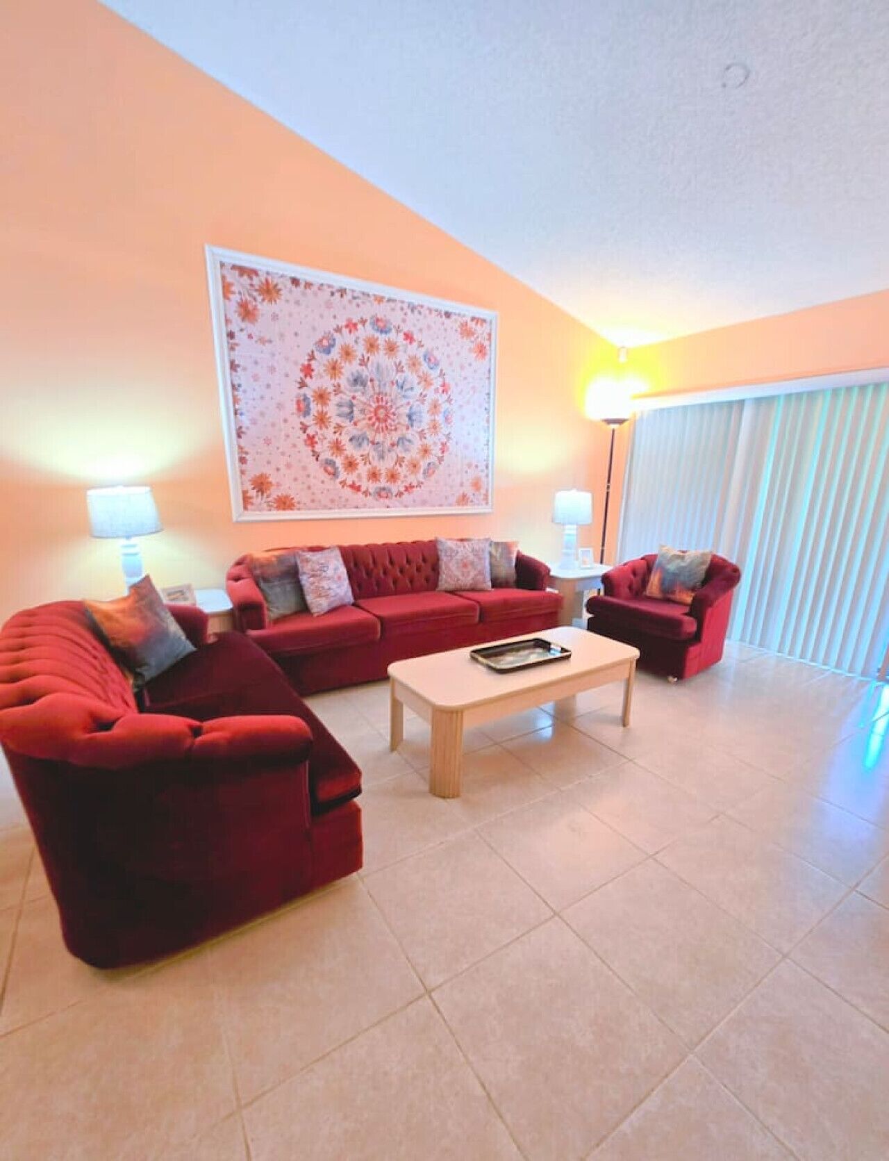 Een televisie en boeken