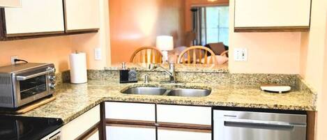 Køleskab, mikrobølgeovn, ovn, kogeplade