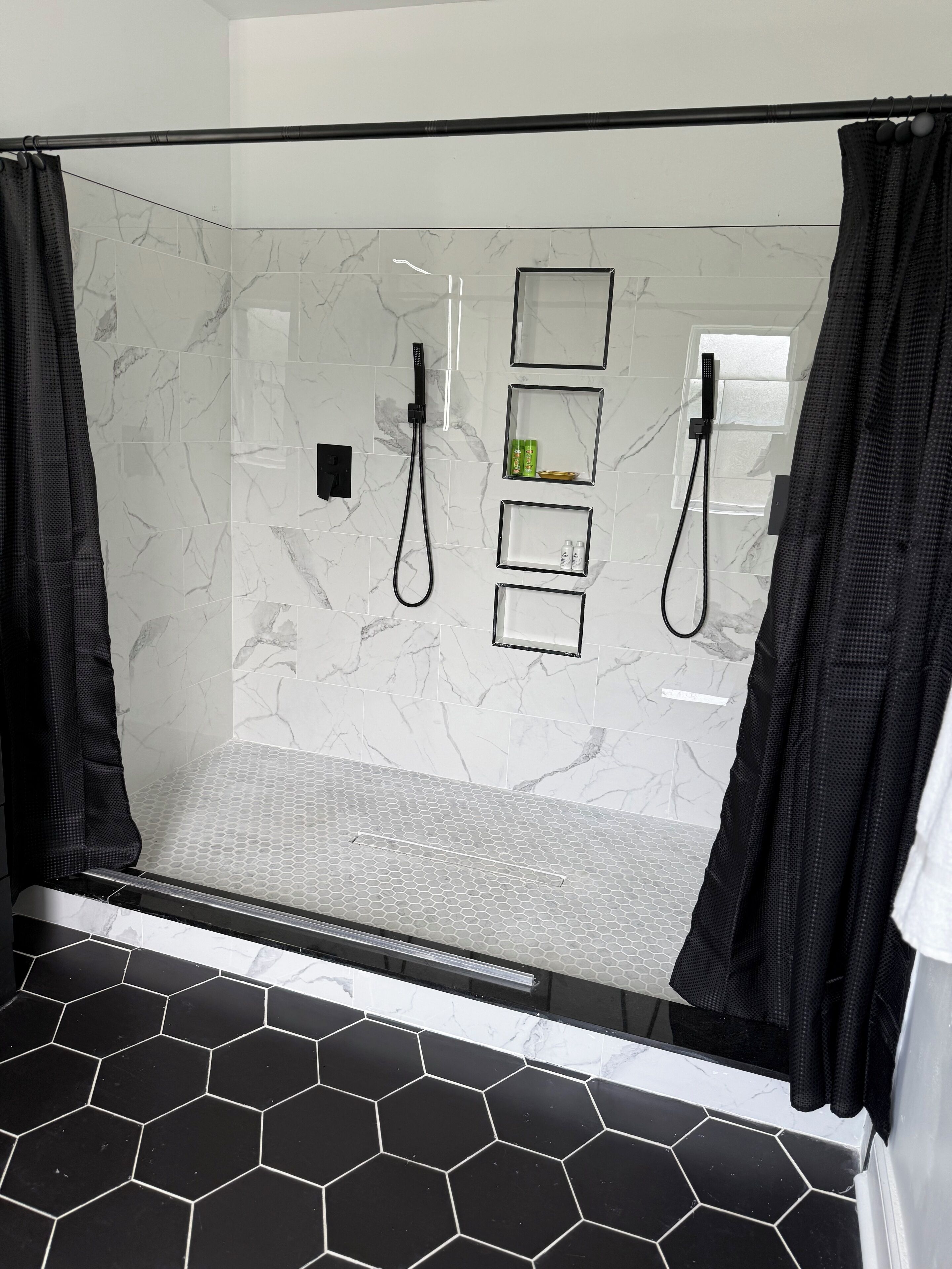 Douche, sèche-cheveux, serviettes fournies, savon