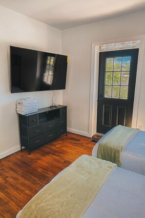 4 bedrooms, iron/ironing board, WiFi, bed sheets