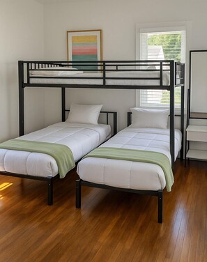 4 bedrooms, iron/ironing board, WiFi, bed sheets