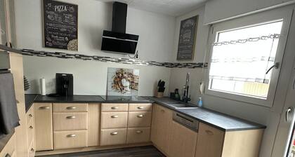 Grosszügige Wohnung ruhige Lage nähe A8 Kurort in Sackgasse große Parkfläche