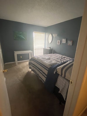 3 bedrooms, iron/ironing board, internet, bed sheets
