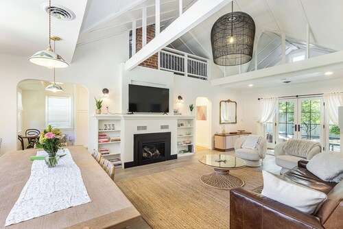 Designer Saint Helena Home! Easy Walk to Downtown!