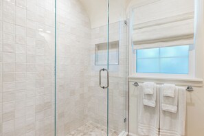 Haartrockner, Handtücher, Seife, Toilettenpapier