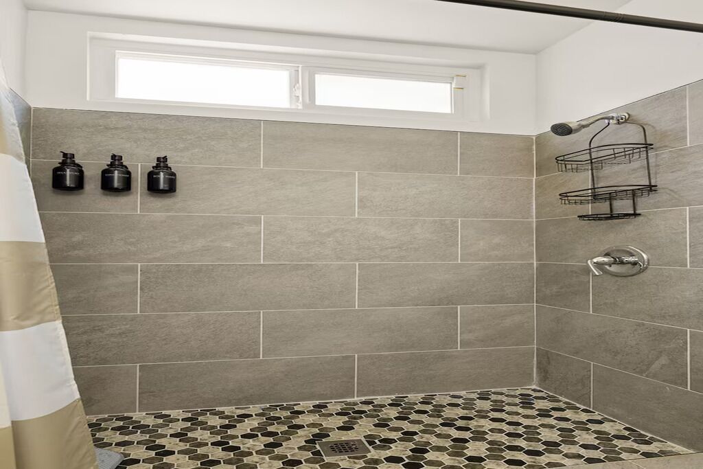Een douche, een haardroger, handdoeken, zeep