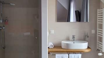 Chambre Double Deluxe | Salle de bain | Douche, articles de toilette gratuits, sĂšche-cheveux