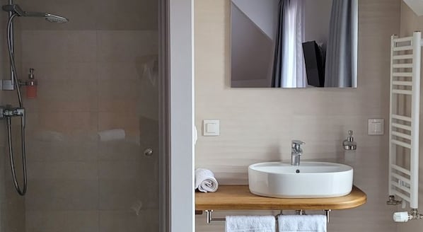 Chambre Double Deluxe | Salle de bain | Douche, articles de toilette gratuits, sĂšche-cheveux