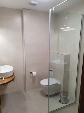Doppelzimmer | Badezimmer | Dusche, kostenlose Toilettenartikel, Haartrockner, Handtücher