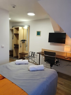 Double Room | Free WiFi, bed sheets