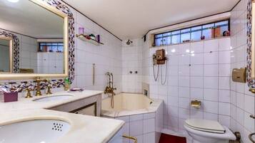 Haartrockner, Handtücher, Seife, Toilettenpapier