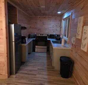 Køleskab, mikrobølgeovn, ovn, kogeplade