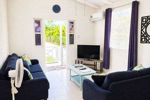 2BR Cottage, Walk to Brandons Beach, AC, WiFi