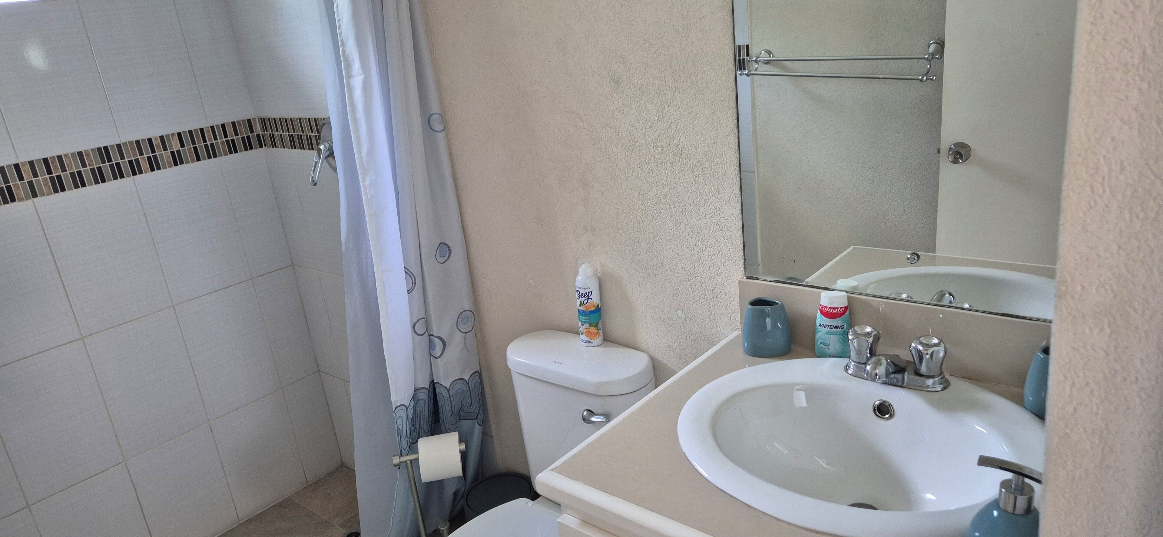 Een douche, handdoeken, toiletpapier