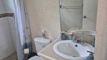 Een douche, handdoeken, toiletpapier