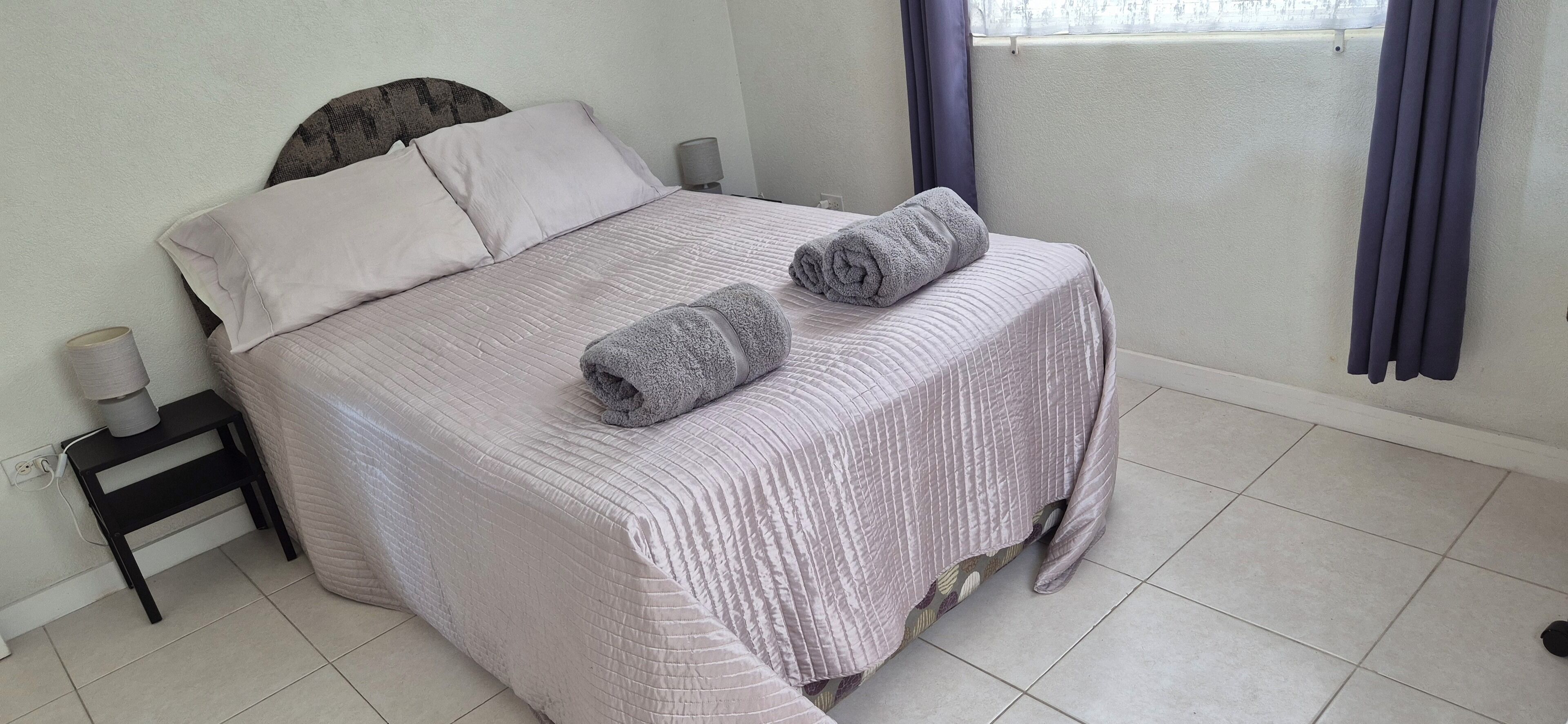 2 habitaciones, escritorio, tabla de planchar con plancha y wifi gratis 