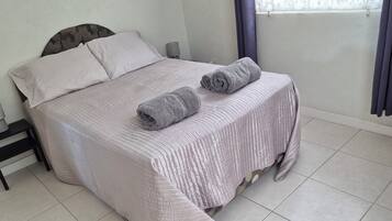 2 habitaciones, escritorio, tabla de planchar con plancha y wifi gratis