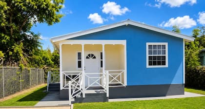2BR Cottage, Walk to Brandons Beach, AC, WiFi