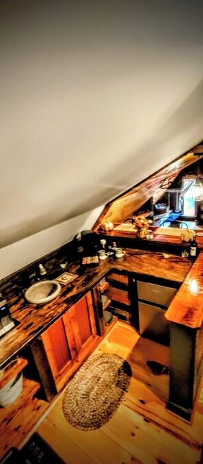 Private kitchen - Cozy, unique arts and crafts loft located in the WNC mountains in Black Mtn, NC (Black Mountain)