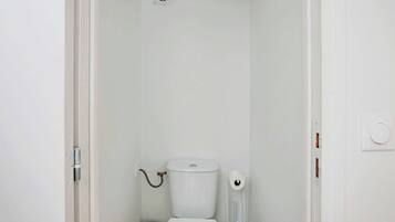 Apartment | Bathroom | Hair dryer, towels, shampoo