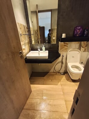 Een douche, een haardroger, handdoeken, toiletpapier