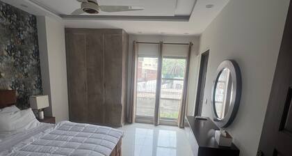 Royal BNB Two bedroom apartment in  Lahore, downtown, free parking ,wifi with AC