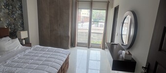 Royal BNB Two bedroom apartment in Lahore, downtown, free parking ,wifi with AC
