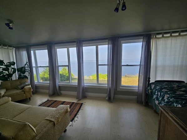 3 bedrooms, WiFi, bed sheets - Bay of Sands cottage 
Sunsets, serenity, breathtaking (Bay Du Vin)