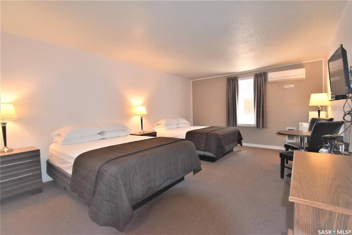 Quarto standard, 2 camas Queen | Escrivaninha, Wi-Fi de cortesia