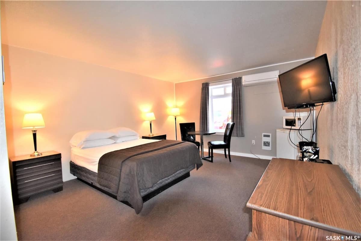 Quarto standard, 1 cama Queen | Escrivaninha, Wi-Fi de cortesia